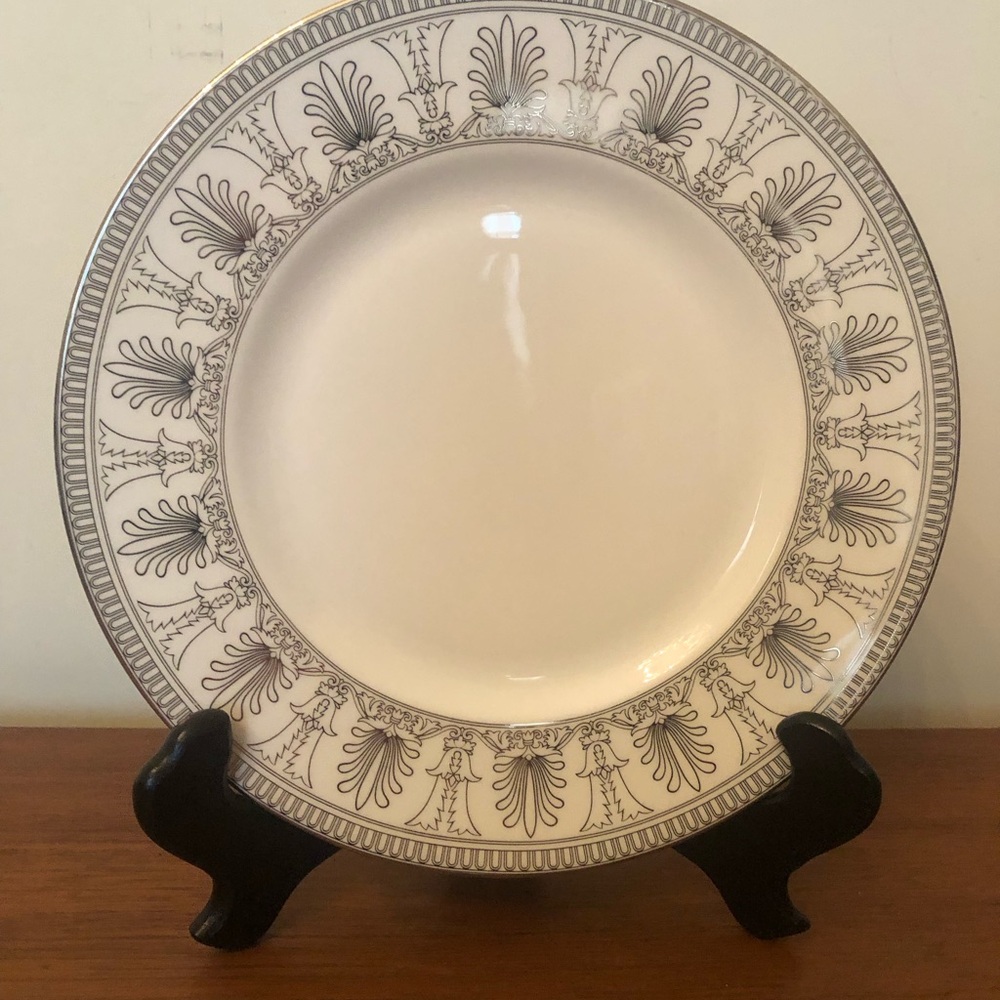 New with  tags Wedgwood Beresford Platinum Bone China Accent Salad Plate 9”